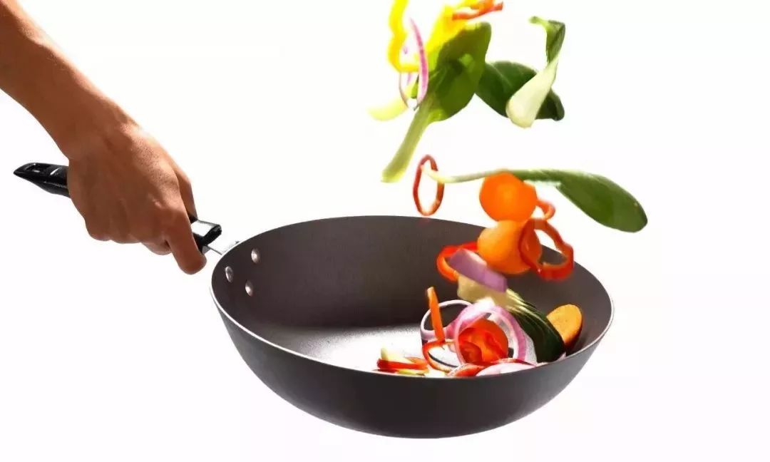 炒菜的时候油溅到身上怎么办,炒菜手上溅到热油有黑点了怎么办