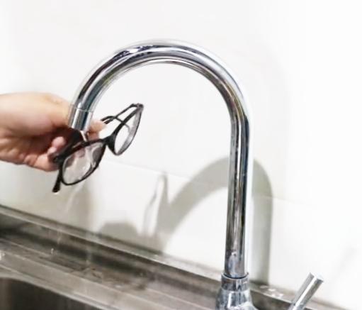 镜片脏了清洗小方法,眼镜镜片脏了如何擦拭干净小妙招