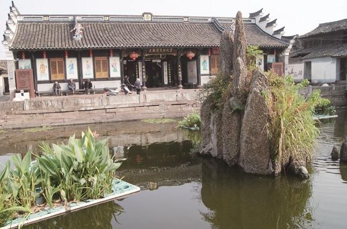 门前开塘有什么讲究,农村俗语墙上加墙家败人亡啥意思