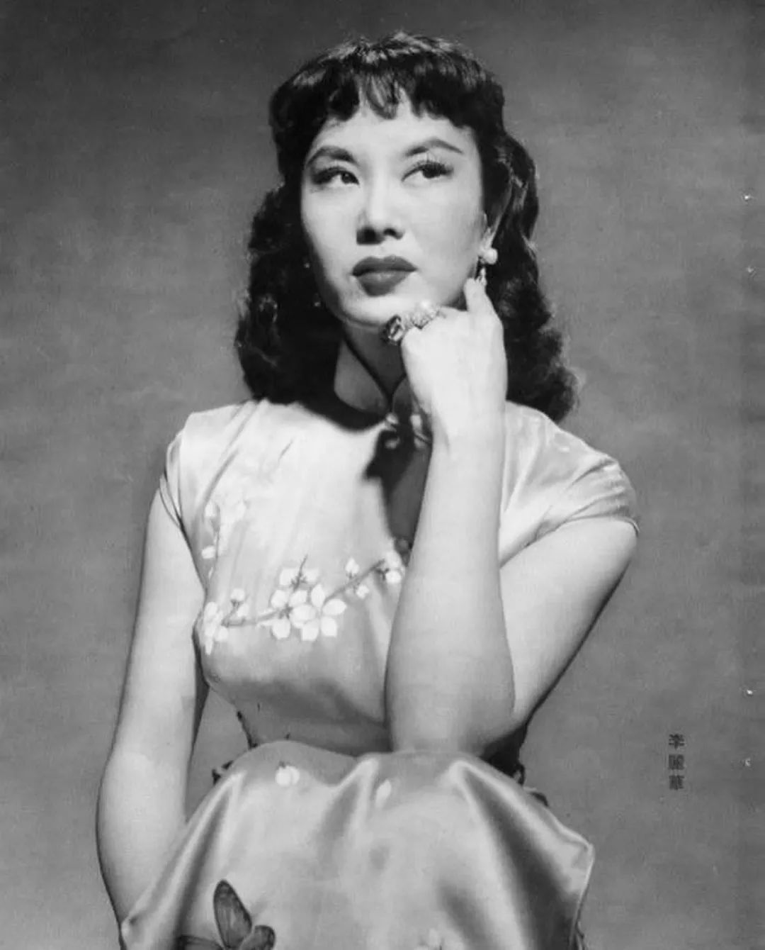 一袭霓裳七彩虹,一袭霓裳出自哪里