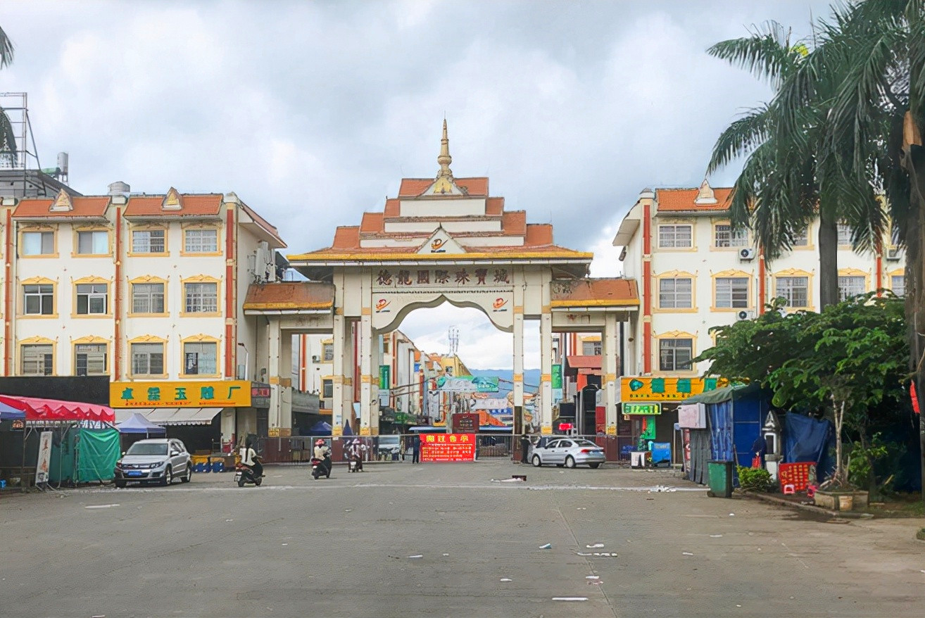 痴情女人为爱付出放弃一切的下场,痴情女子为了爱人的未来甘愿入狱