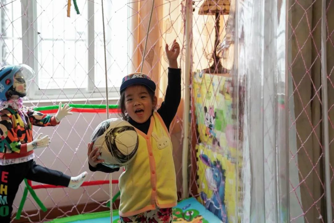 “高手在民间”!发明家爷爷造出在家就能踢的足球屋!