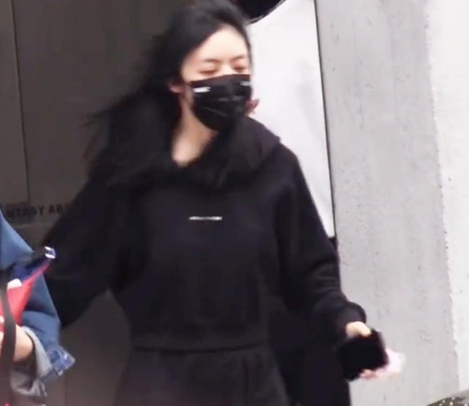 女明星自恋现场视频,女孩因为太自恋发布自拍照