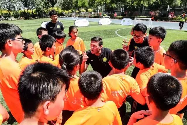 足球是圆的足球的故事也是圆满的,足球是和平年代的战场谁说的