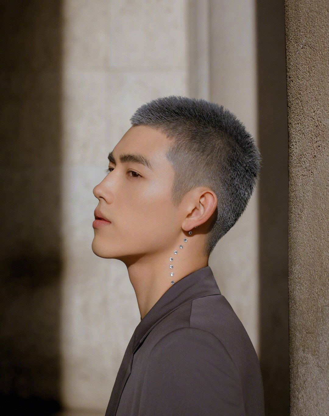 两边剃光的发型男士教程图解,男生易打理的发型两边剃光