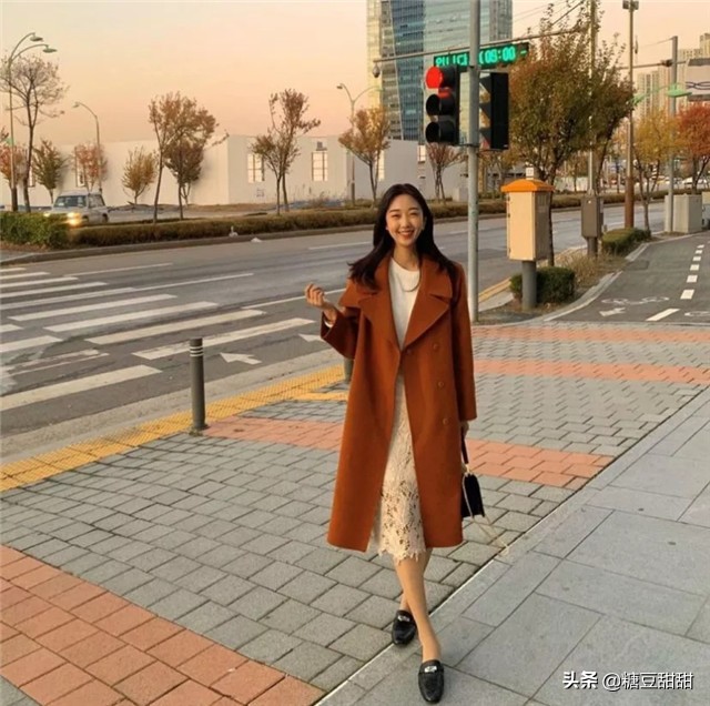 韩系大衣穿搭适合什么身材的女生,小个子女士韩国风双面呢大衣搭配