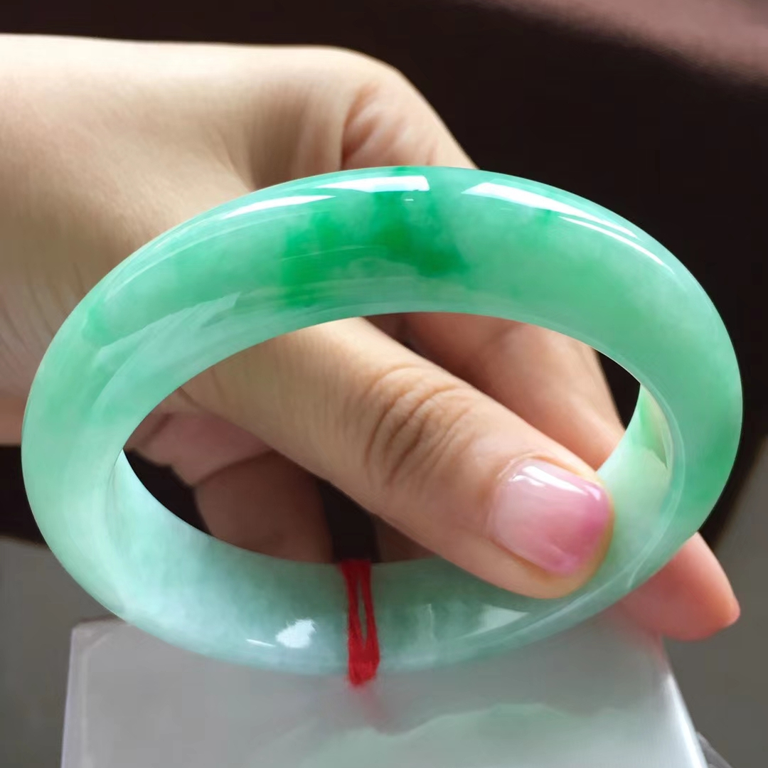 黄金手镯和翡翠手镯哪个保值,国际大牌翡翠手镯图片