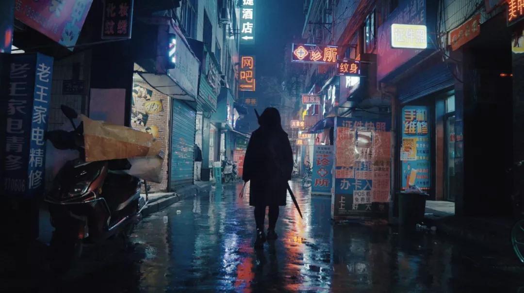 向对面出租屋射了一箭：80后妈妈王莹在城中村的实验艺术