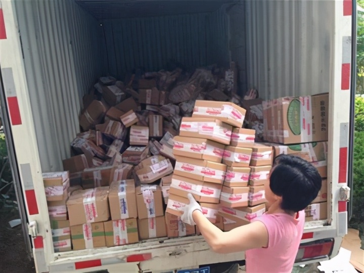 夫妻抛弃5万月薪回乡,辞去月薪3万的工作去做电商