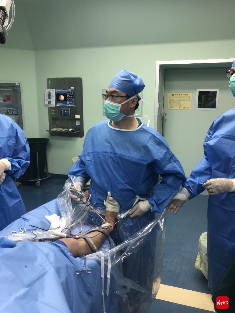 平足的人适合穿高跟鞋,偏平足崴脚后怎么治疗