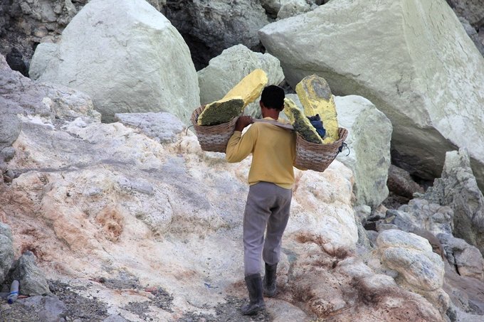 沐浴硫磺，追寻蓝火——印尼宜珍火山