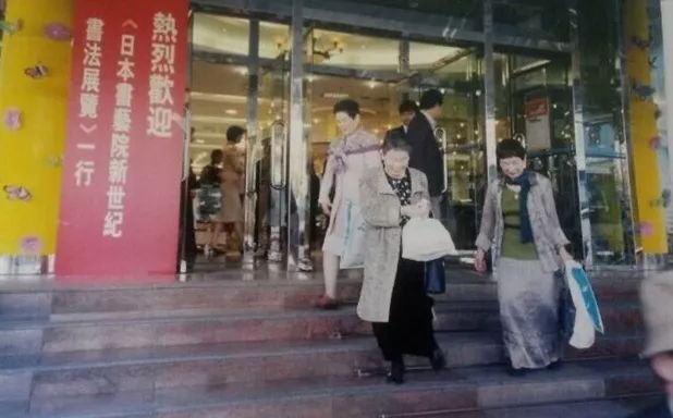 曾经在上海有一家商店，只允许老外进去买！买！买