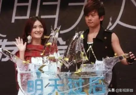 谢娜给双胞胎女儿发视频,张杰谢娜晒女儿谢娜两姐妹搀扶