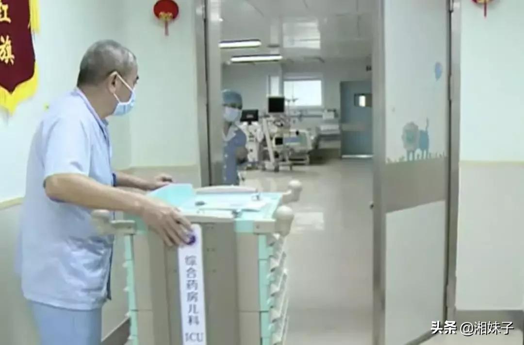 3岁宝宝高烧不退不尿,一周岁孩子高烧完尿是粉红色的