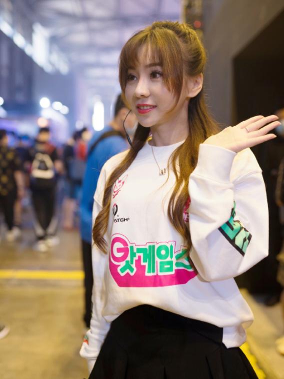 为什么女解说不能穿黑丝了？这是电竞规矩，玩家：穿旗袍不也行吗