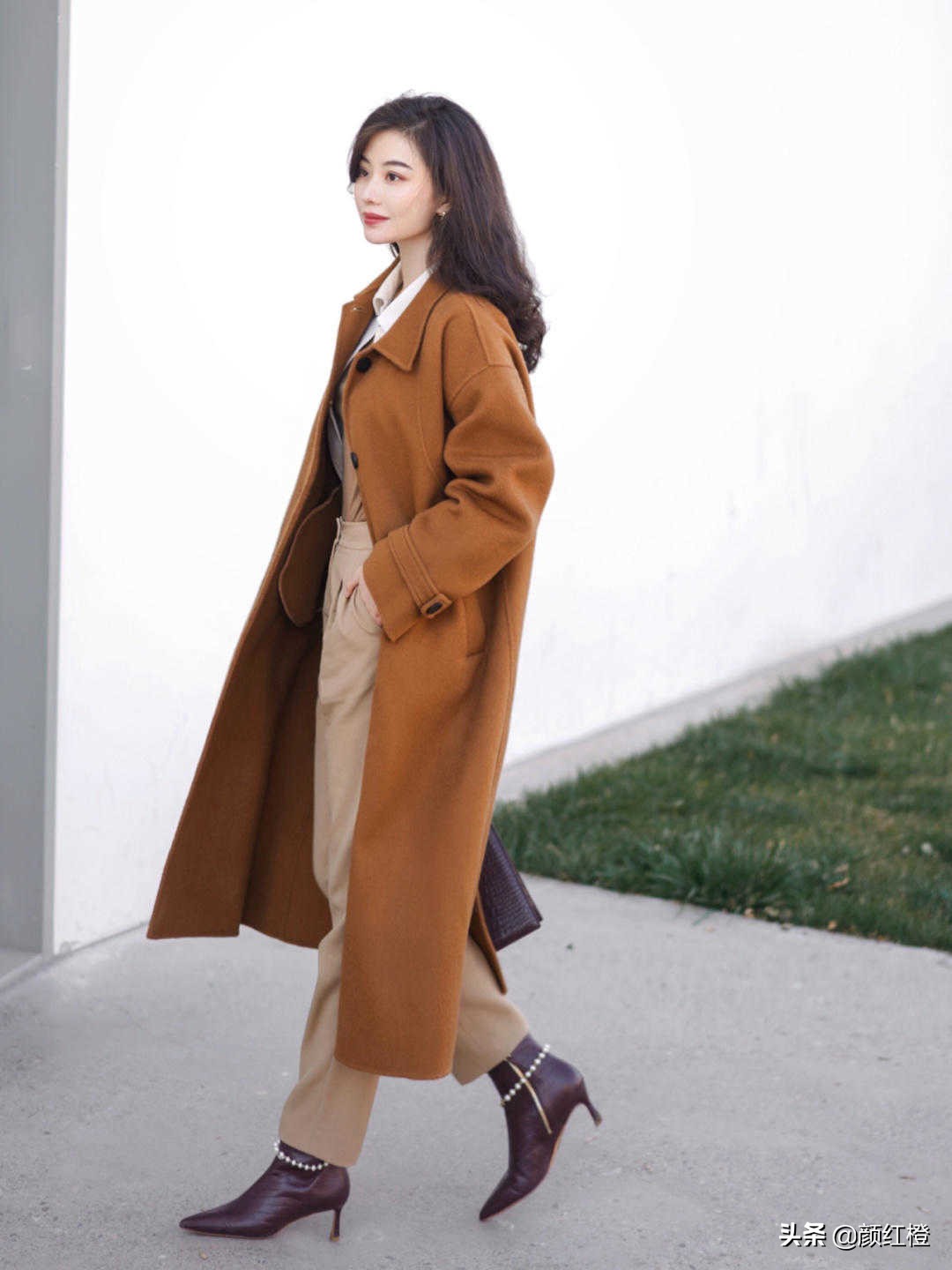棕色大衣和蓝色牛仔裤搭配吗,冬季深棕色大衣穿什么裤子