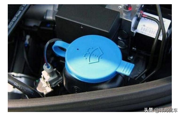 汽车玻璃水怎么加才是正确的,汽车前挡风玻璃水怎么加