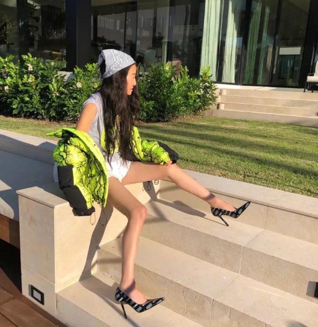 我真服了！70岁王微微有老人脸，但看到这玉女腿少女身材闭嘴了