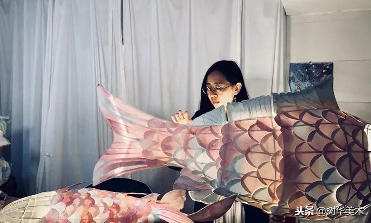 华师大油画系毕业的她，用纸改造广东传统花灯，还登上时尚杂志！