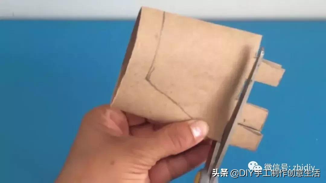 用白纸做个可爱的咩咩羊,用纸折一个可爱的小山羊