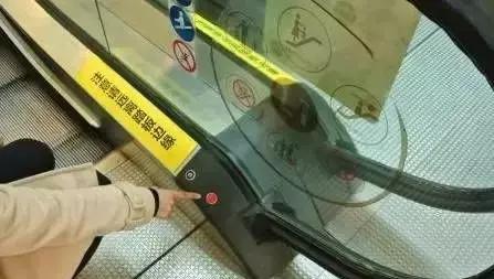 女子抱娃时意外摔倒原视频,婴儿扶梯坠亡事件