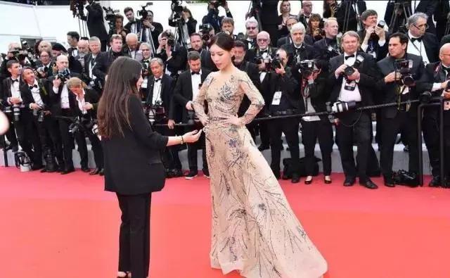 花百万走红毯视频,花十万走红毯