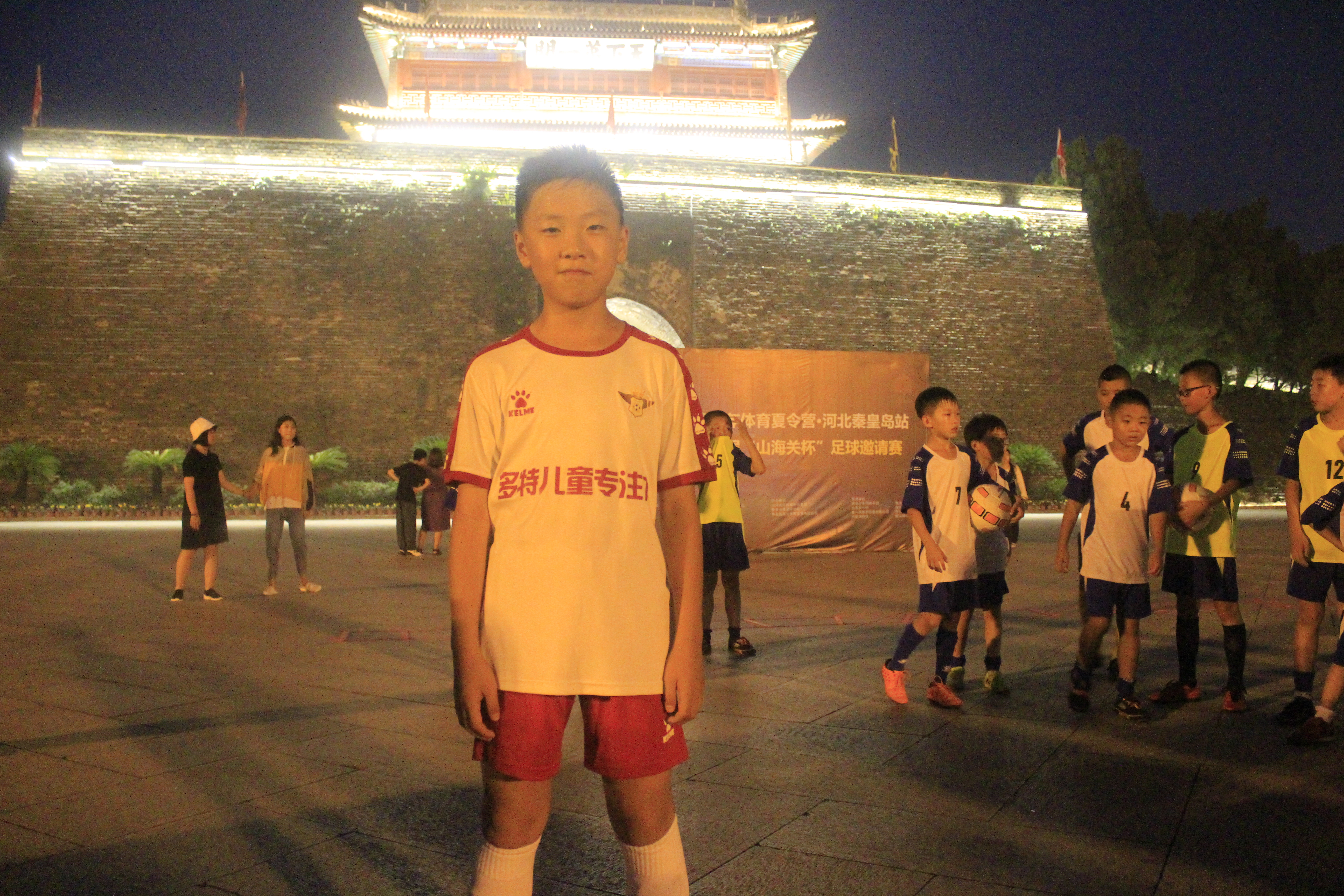 c罗年轻颠球,c罗获得小世界杯奖杯