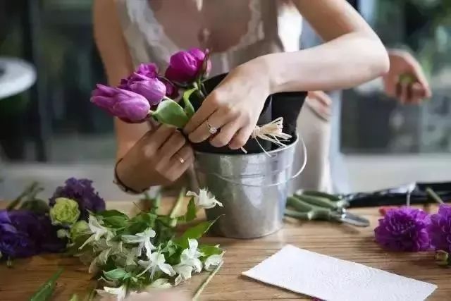 这家破厂房改造的花店，这是北京最美的小花店，明星都来拍照