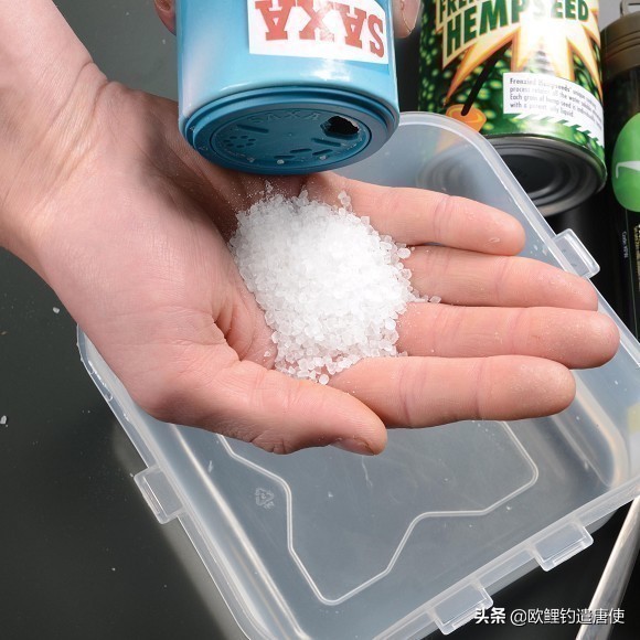 外国人钓鱼打窝技巧,老外用超大饵钓鱼