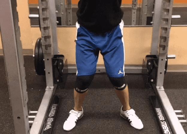 怎么判断深蹲膝盖有没有内扣,深蹲怎么才能不膝盖内扣