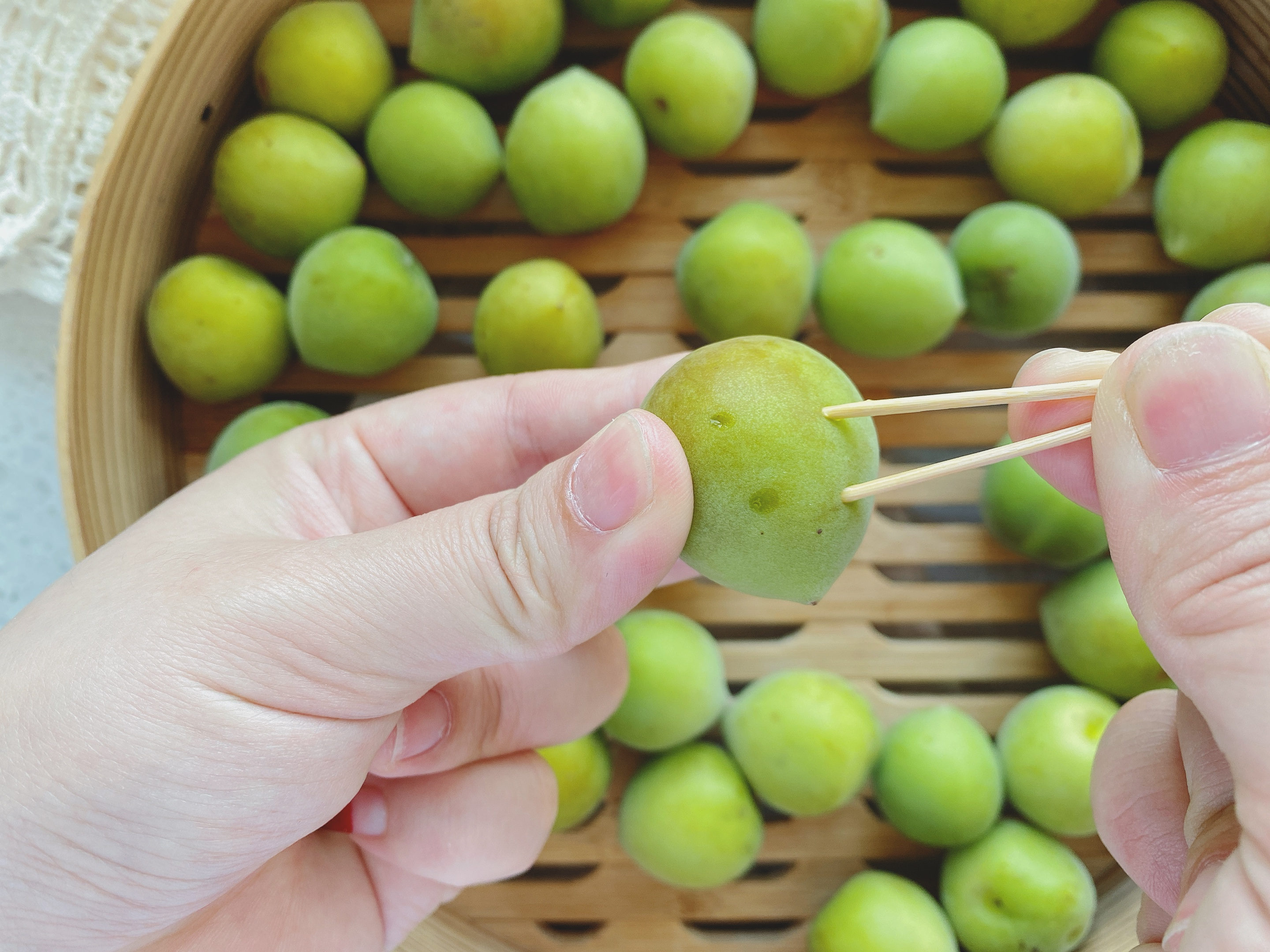 青梅酒用浓香还是酱香好喝,青梅酒最好选什么白酒