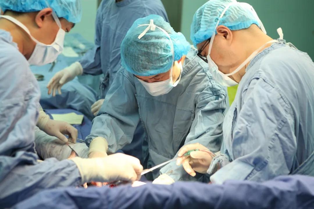 【日照市人民医院】右臂卷入机器被撕裂　6.5小时成功复活