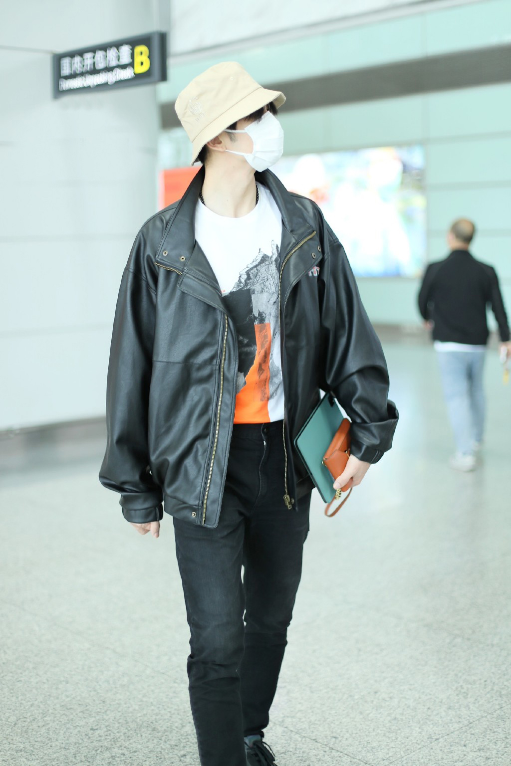 张云龙黑皮衣图,张云龙穿西装造型