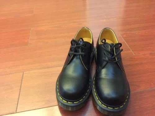 皮鞋有黑鞋印怎么办,怎么消除皮鞋的褶皱