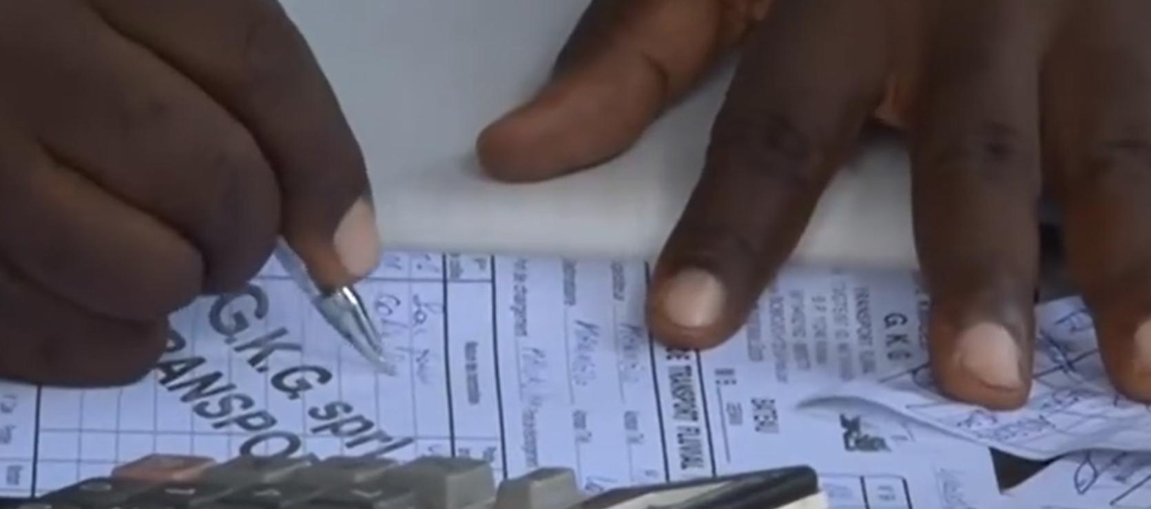 非洲货船严重超载，1700人挤在上面没有厕所，晚上开船用手电照明