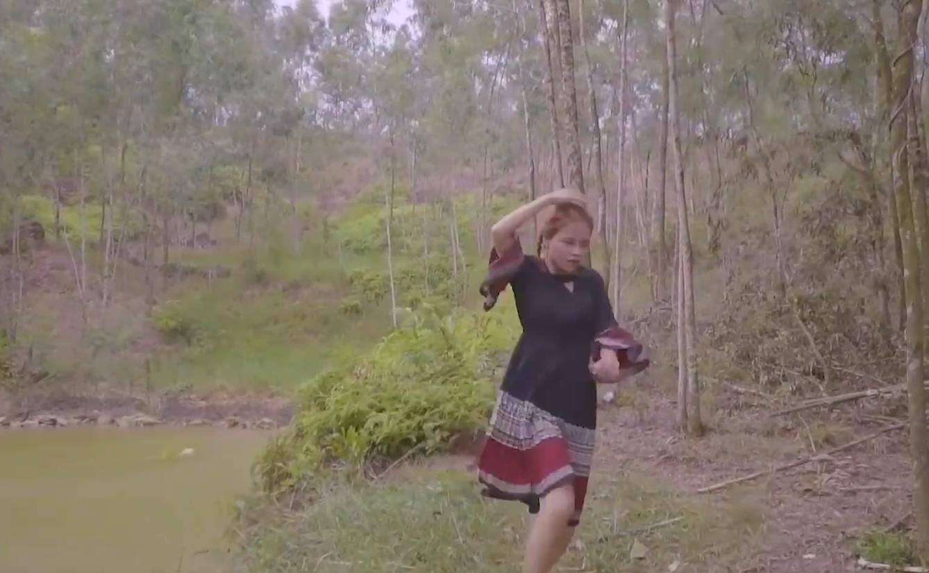 漂亮的野外烤鱼,野外吃美味烤鱼