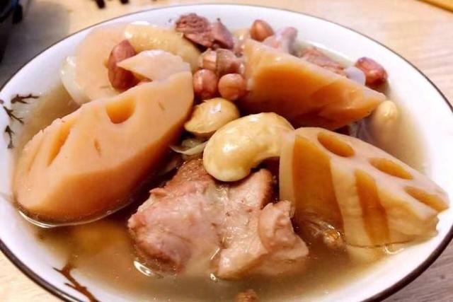 炖莲藕颜色发黑是什么原因,排骨莲藕汤的做法莲藕不发黑