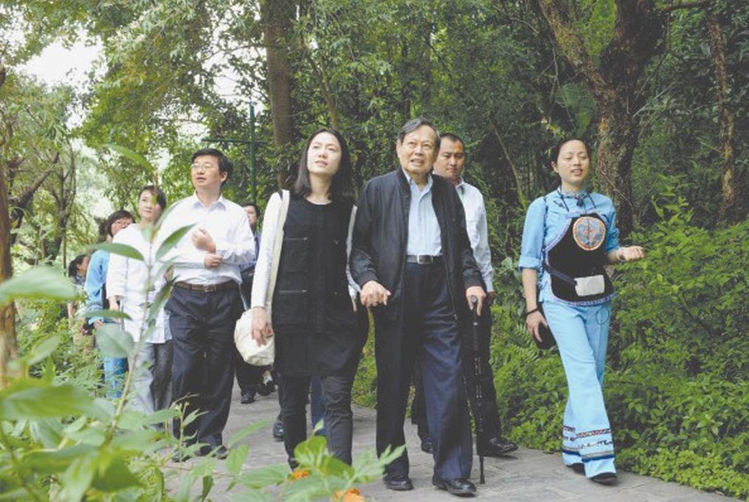 我走过喧闹的街,我走过人来人往的街头完整版