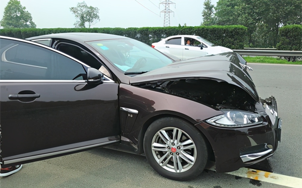 闯红灯变道右转怎么罚,闯了右转红灯怎么处理违章