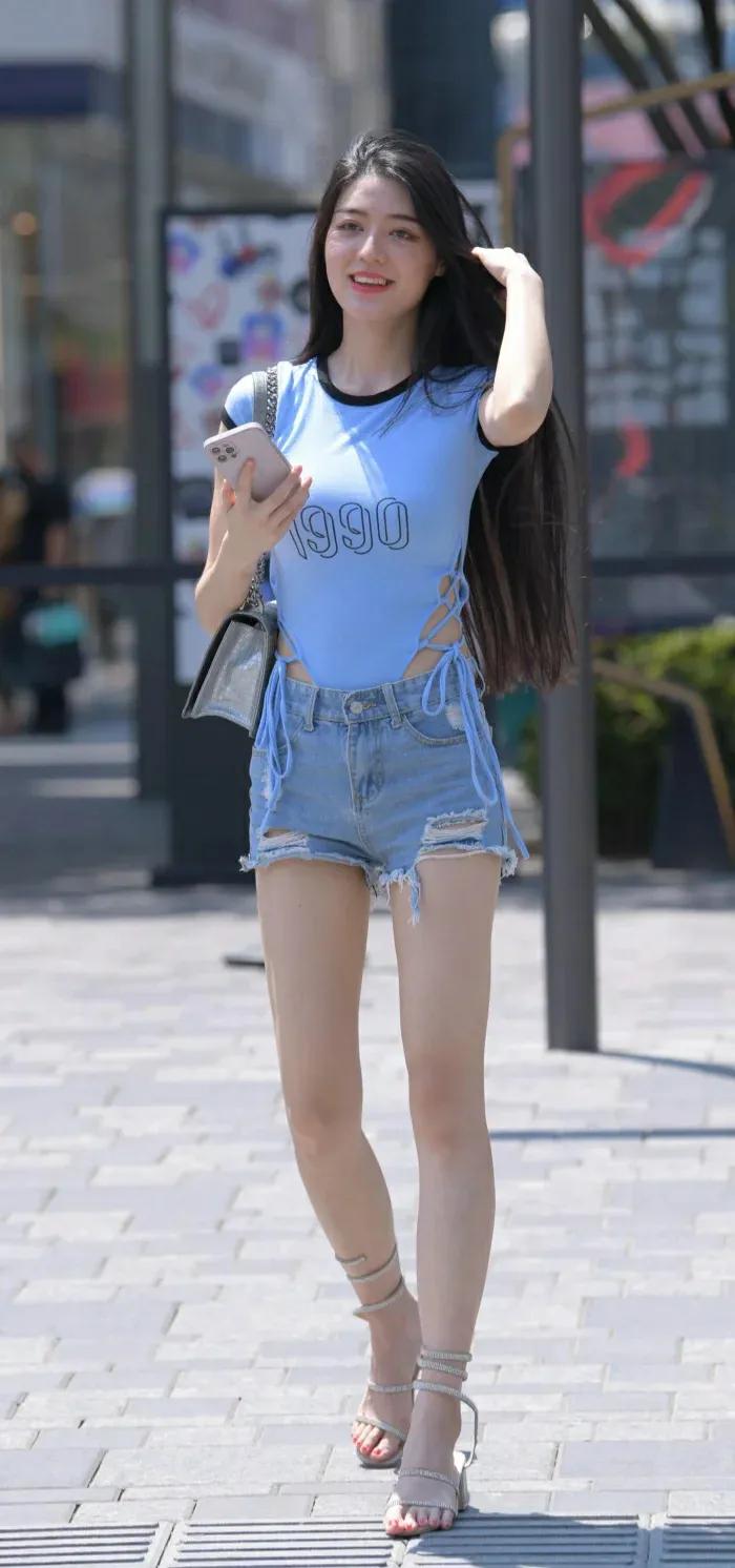 流行修身t恤配阔腿牛仔裤,一字肩牛仔连体裤短袖搭配外套