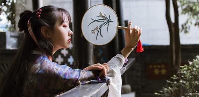 有时立了功是件很危险的事情，此时切莫得意忘形，低调点没害处！