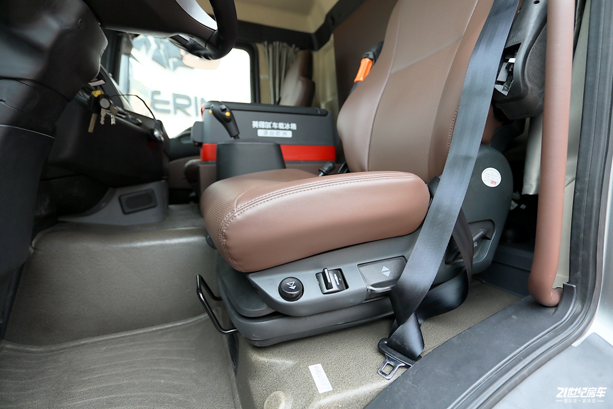 中国创新型的中国重汽越野房车,重汽轻卡四驱房车