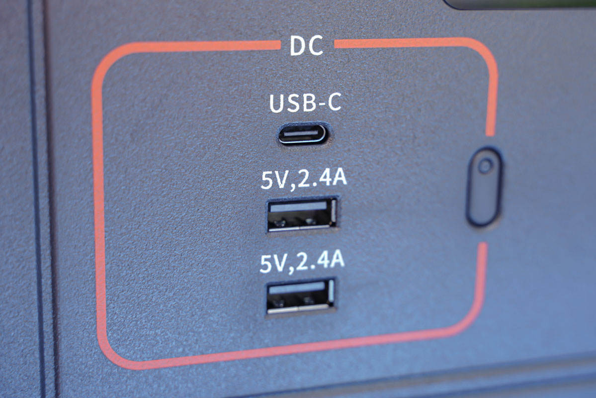 外出露营用电全靠它,电霸级别电小二户外电源1800W测评