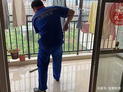 防滑瓷砖下雨了能不能防滑,大板瓷砖和普通瓷砖哪个防滑