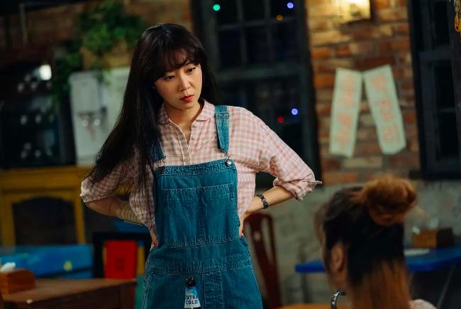 孔孝真《山茶花开时》穿搭盘点，背带裤叠穿好时髦