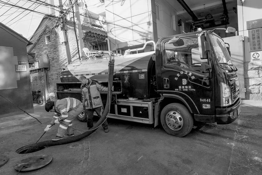 濂虫憚褰卞笀鍚村己涓汉鐓х墖,濂虫憚褰卞笀鍚村己