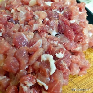 米饭加入豆泡里，做成客家糯米豆腐酿，好吃的很，方法在这拿走吧