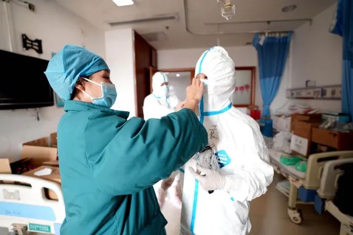 上可蹦跳自如、下可跋山涉水？考验卫生巾的时刻来了