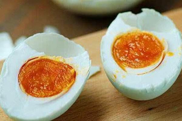 鹌鹑蛋蛋黄胆固醇高的人能吃几个,鹌鹑蛋和鸭蛋哪个胆固醇偏高