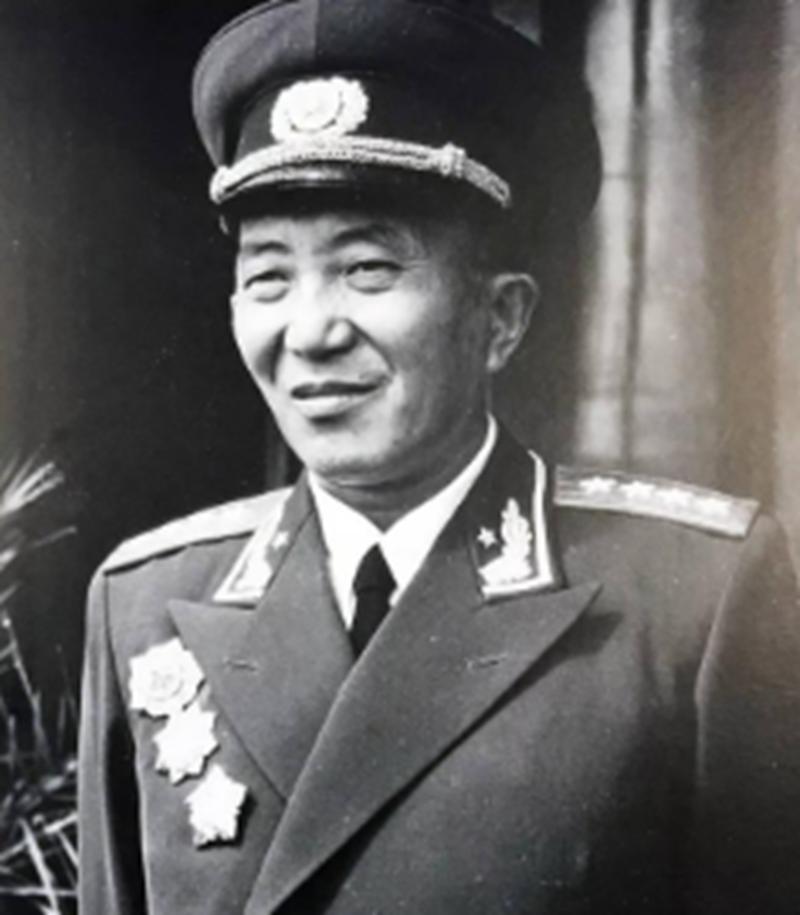 毛*东泽**时隔32年重回韶山，看到父母坟墓破烂不堪：不要修，就这样